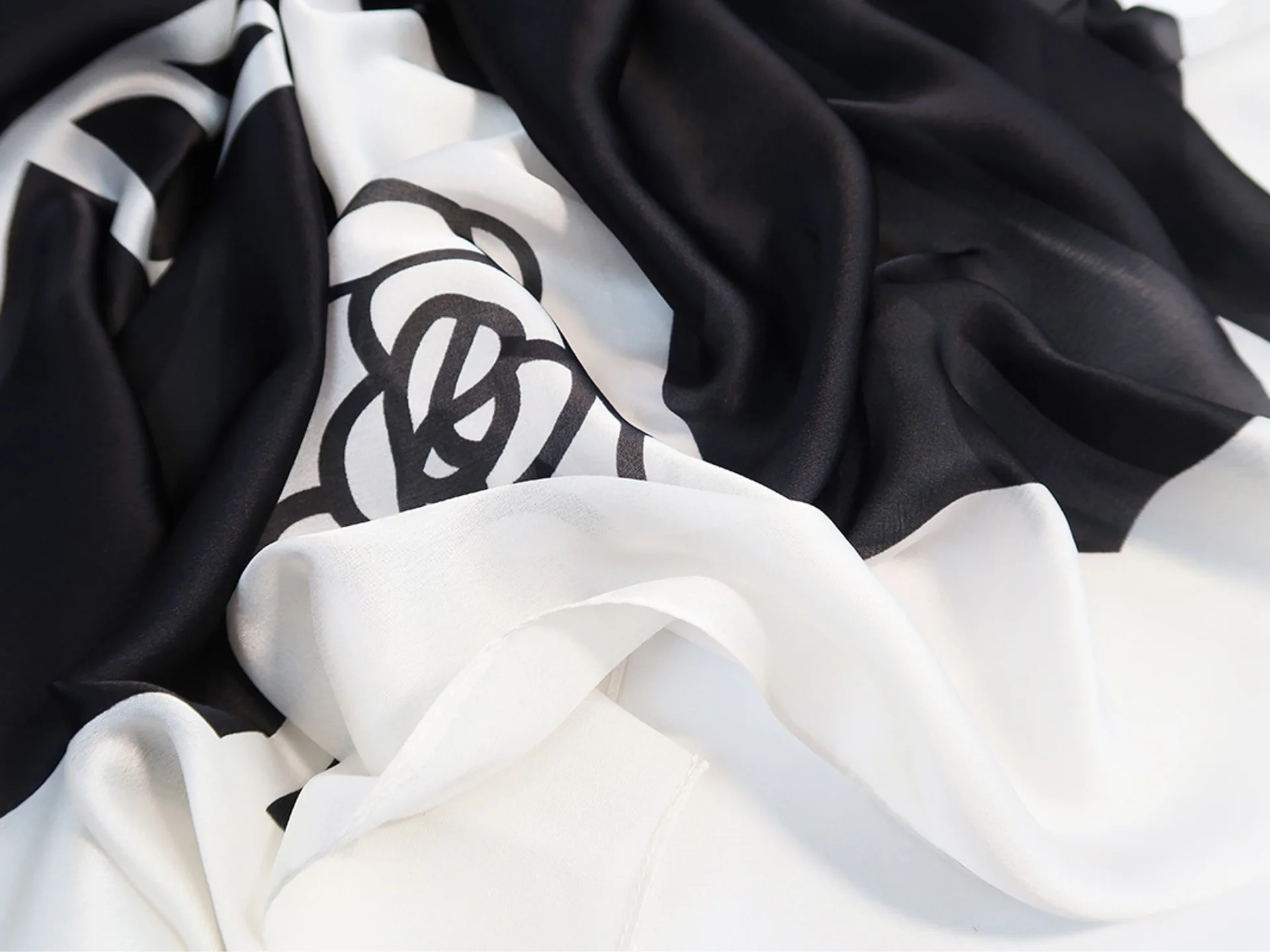 2021 Newest Fashion Print Shawl Women Simulation beach Silk Scarf Female Elegant Echarpe Mujer Chal Lady flower Scarf 90x180cm
2021 Newest Fashion Print Shawl Women Simulation beach Silk Scarf Female Elegant Echarpe Mujer Chal Lady flower Scarf 90x180cm