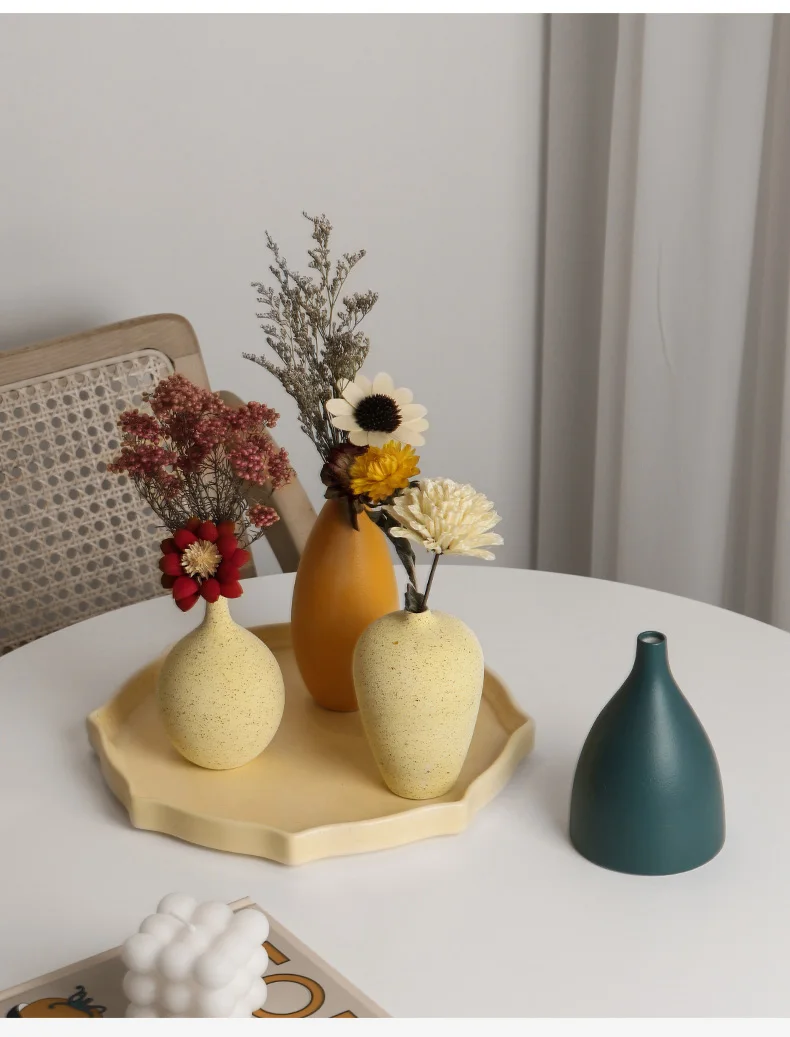 Nordic ceramic small vase creative simple living room decoration living room TV cabinet jewelry
Nordic ceramic small vase creative simple living room decoration living room TV cabinet jewelry