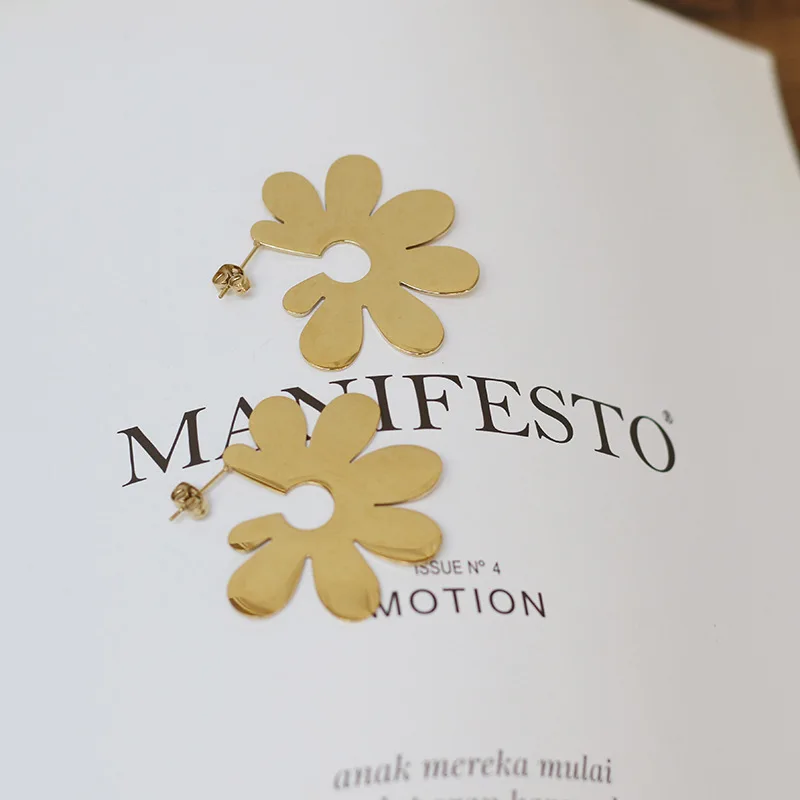 S925 Romantic Sweet Small Hollow Plant Daisy Flower Metal Gold Simple Studs Earrings for Women Party Jewelry Gift Jewelry
S925 Romantic Sweet Small Hollow Plant Daisy Flower Metal Gold Simple Studs Earrings for Women Party Jewelry Gift Jewelry