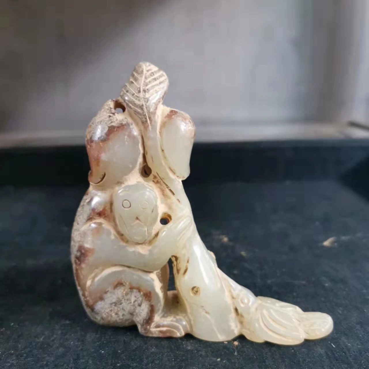 Folk Collection Old Antiques Unearthed Hetian Jade Ancient Jade Carving Ornamental Collection Animal Monkey Hugging Peach Tree
Folk Collection Old Antiques Unearthed Hetian Jade Ancient Jade Carving Ornamental Collection Animal Monkey Hugging Peach Tree