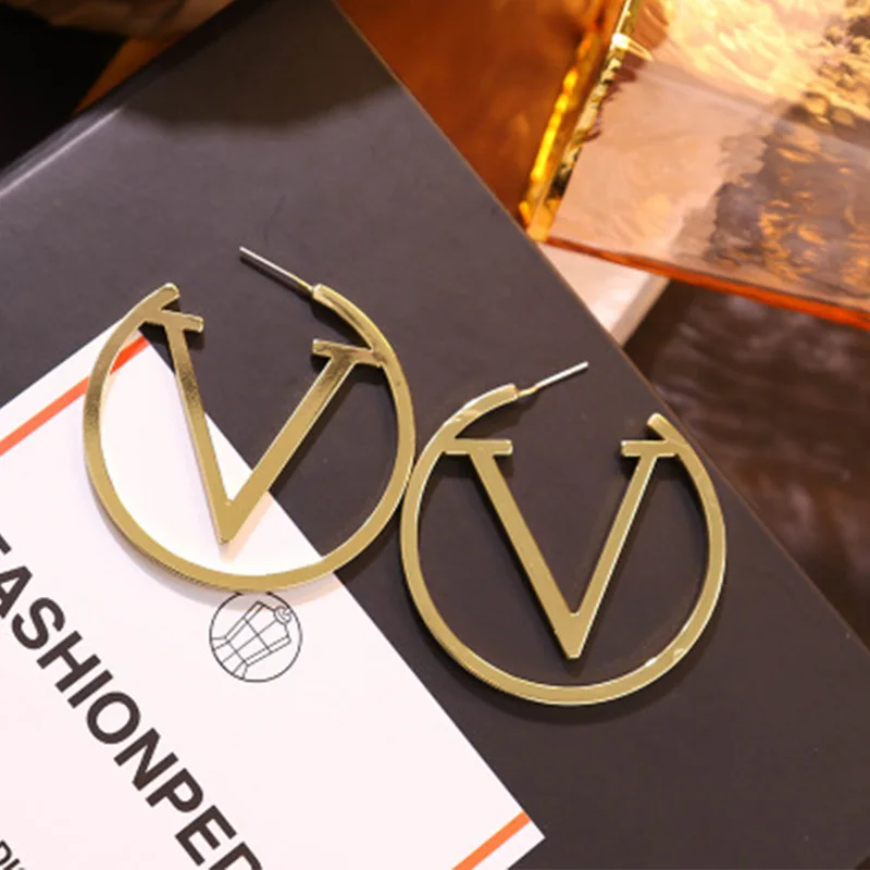 Punk Metal Round Letter V Hoop Earrings Gold Color Hollow Geometric Earrings Simple Hip-Hop Party Girl Jewelry Gift
Punk Metal Round Letter V Hoop Earrings Gold Color Hollow Geometric Earrings Simple Hip-Hop Party Girl Jewelry Gift