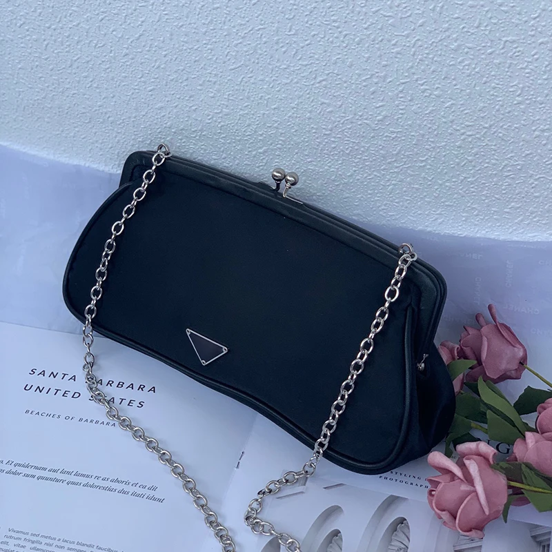 Design retro solid color metal chain shoulder strap satin clip bag shoulder bag ladies new fashion multifunctional diagonal bag
Design retro solid color metal chain shoulder strap satin clip bag shoulder bag ladies new fashion multifunctional diagonal bag