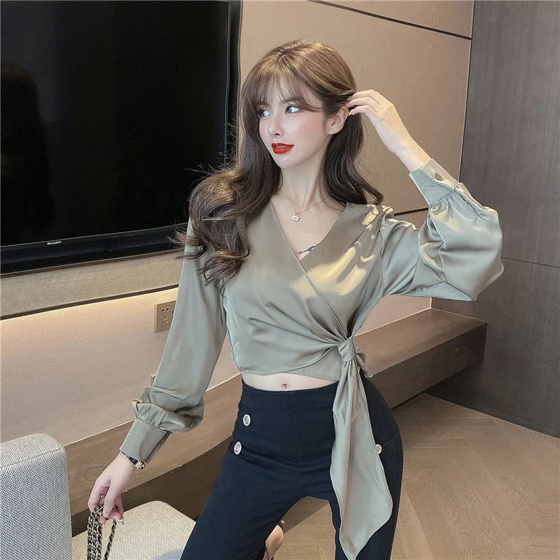 Goddess Temperament Summer New Korean Style Temperament Pure Color Versatile Cross V-neck Satin Waist-Tight Commuter Short Shirt
Goddess Temperament Summer New Korean Style Temperament Pure Color Versatile Cross V-neck Satin Waist-Tight Commuter Short Shirt