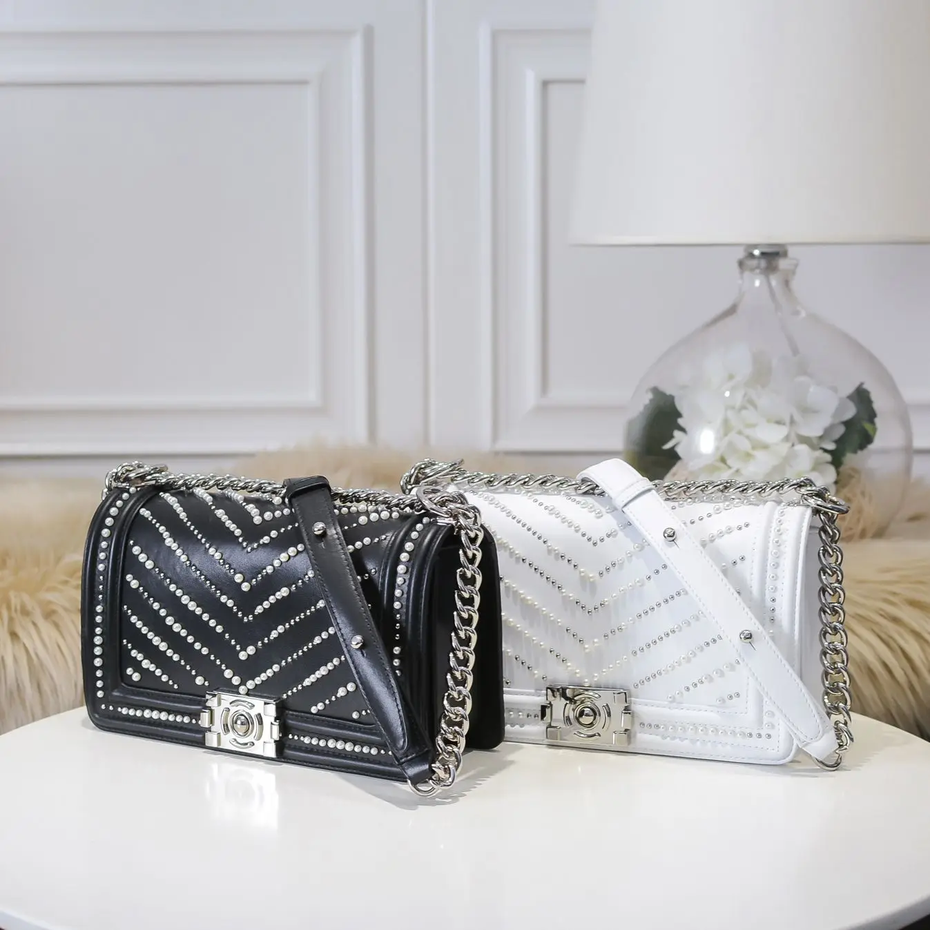 New fashion versatile texture cross-body bag with high quality light luxury riveted chain bag
New fashion versatile texture cross-body bag with high quality light luxury riveted chain bag