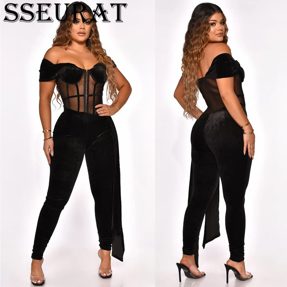 Женский бархатный комбинезон с открытыми плечами и сеткой 
Женский бархатный комбинезон с открытыми плечами и сеткой