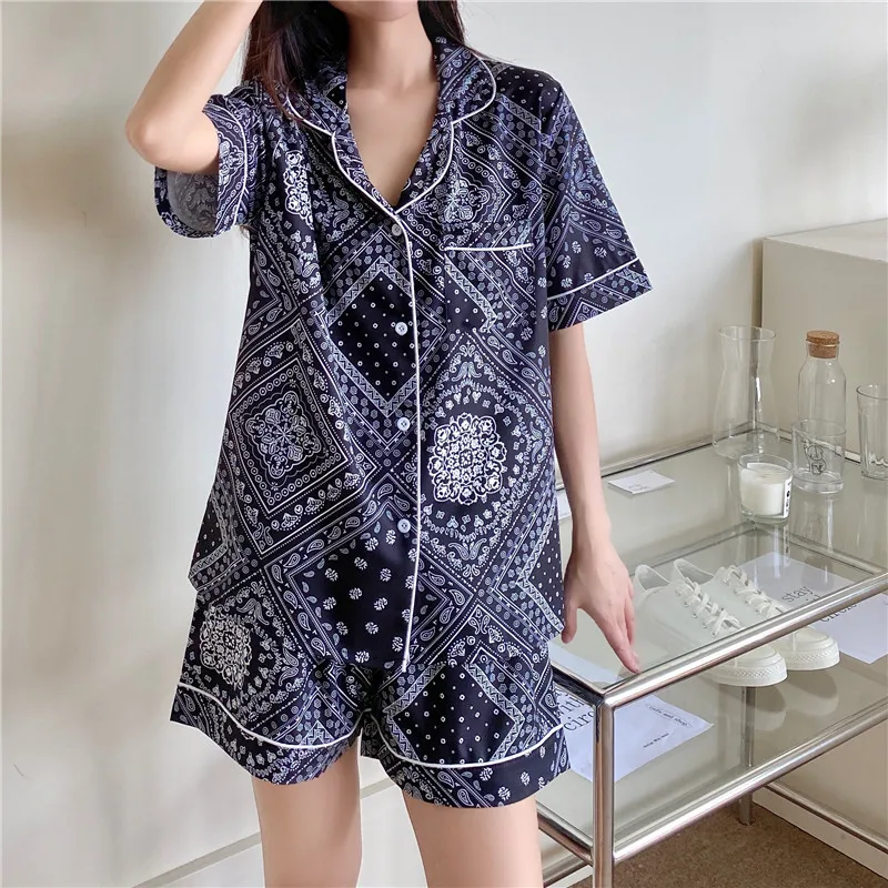 CBAFU summer vintage print thin sleepwear 2 piece set women home suit short sleeve blouse elastic waist shorts pajamas set M842
CBAFU summer vintage print thin sleepwear 2 piece set women home suit short sleeve blouse elastic waist shorts pajamas set M842