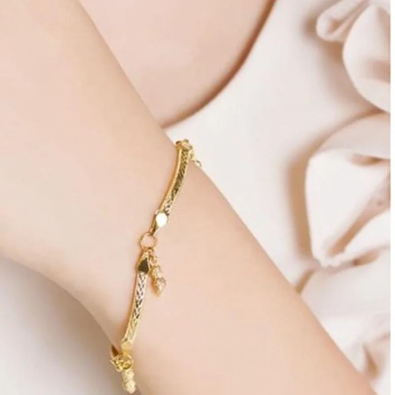 Модный золотистый женский браслет с цепочкой
Модный золотистый женский браслет с цепочкой