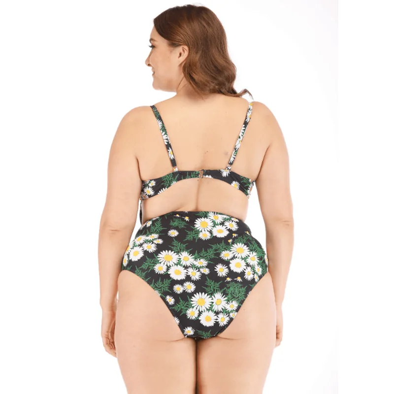 2020 new printed sexy deep V conjoined plus size swimsuit women plus size one piece swimming suit for women 
2020 new printed sexy deep V conjoined plus size swimsuit women plus size one piece swimming suit for women