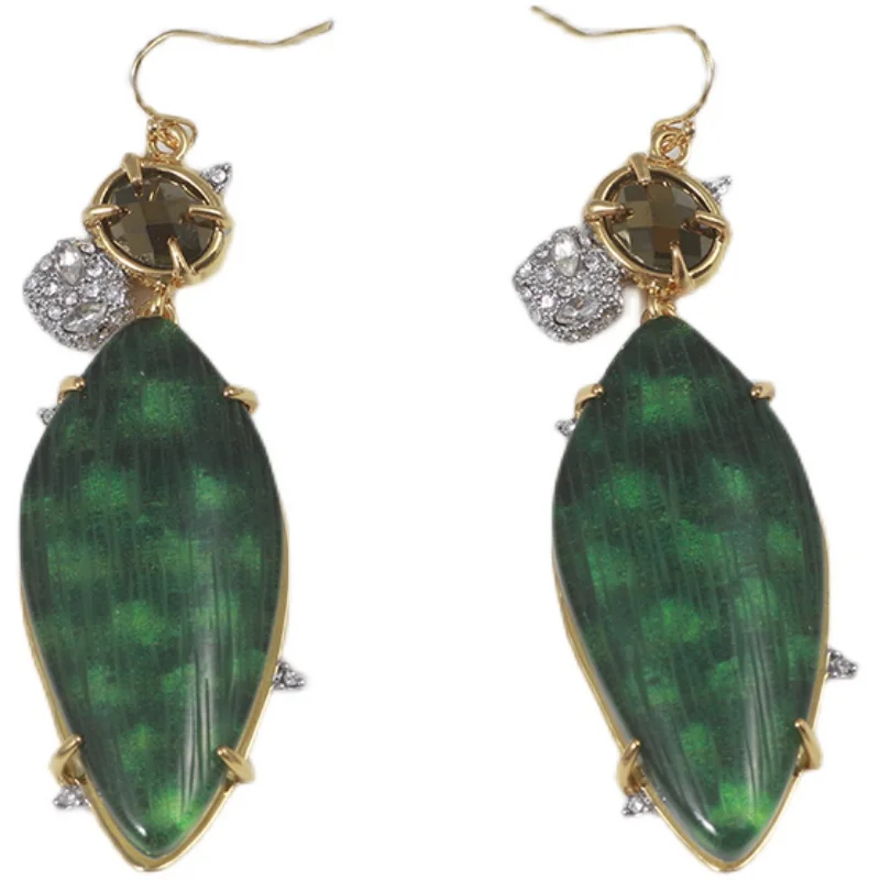 Personalized design European and American fashion vignetting pattern green resin long earrings earrings gift women
Personalized design European and American fashion vignetting pattern green resin long earrings earrings gift women
