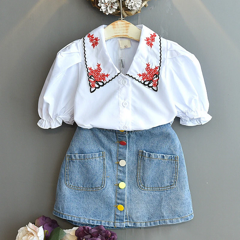 Летние комплекты одежды для девочек, рубашка с коротким рукавом с вышивкой + короткая джинсовая юбка, костюм из 2 предметов, детская одежда костюмы для детей
Летние комплекты одежды для девочек, рубашка с коротким рукавом с вышивкой + короткая джинсовая юбка, костюм из 2 предметов, детская одежда костюмы для детей