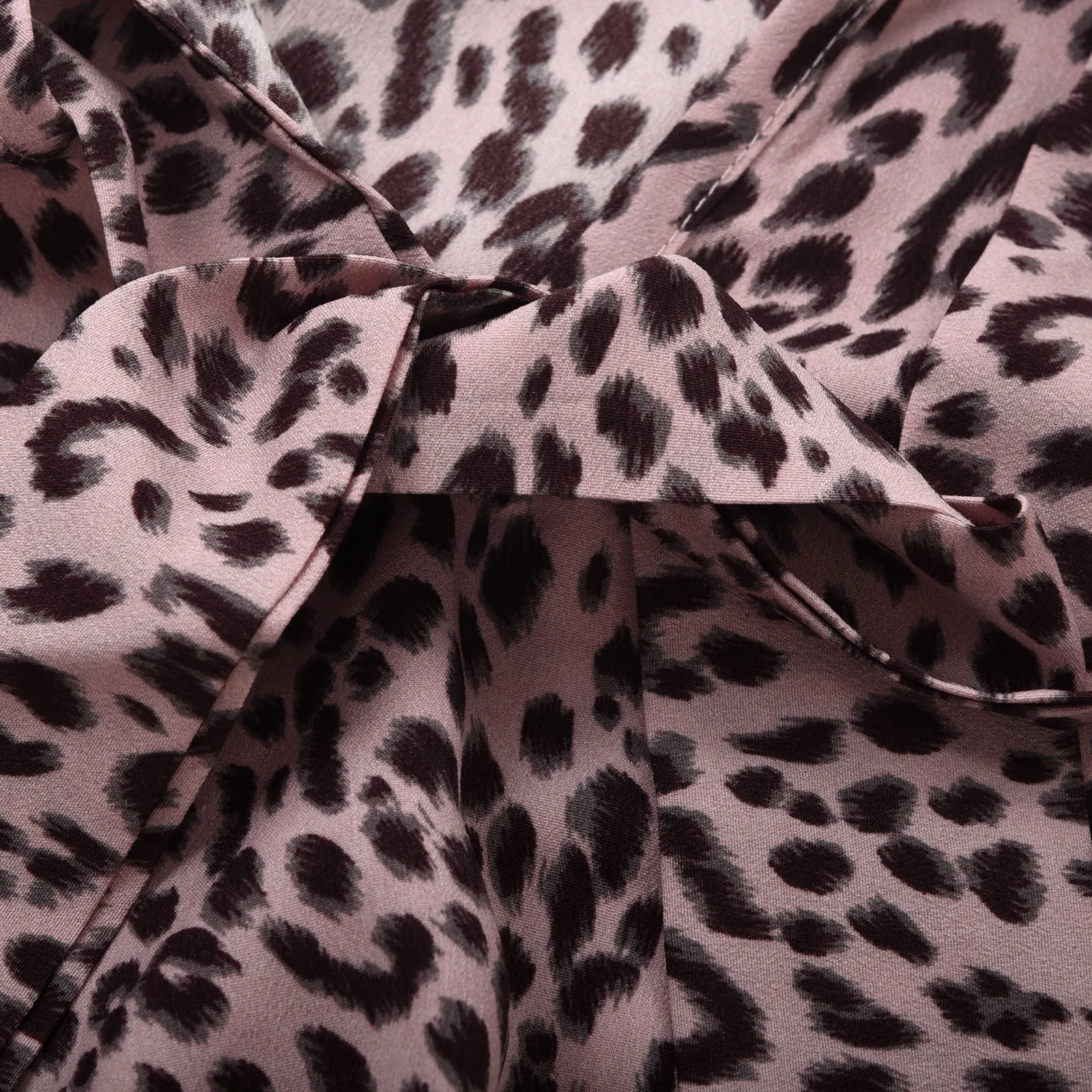 Ladies Spring Autumn Light Thin Loose Blouse Shirt Fashion Temperament All-Match Vintage V-Neck Bow Leopard High Quality Tops
Ladies Spring Autumn Light Thin Loose Blouse Shirt Fashion Temperament All-Match Vintage V-Neck Bow Leopard High Quality Tops