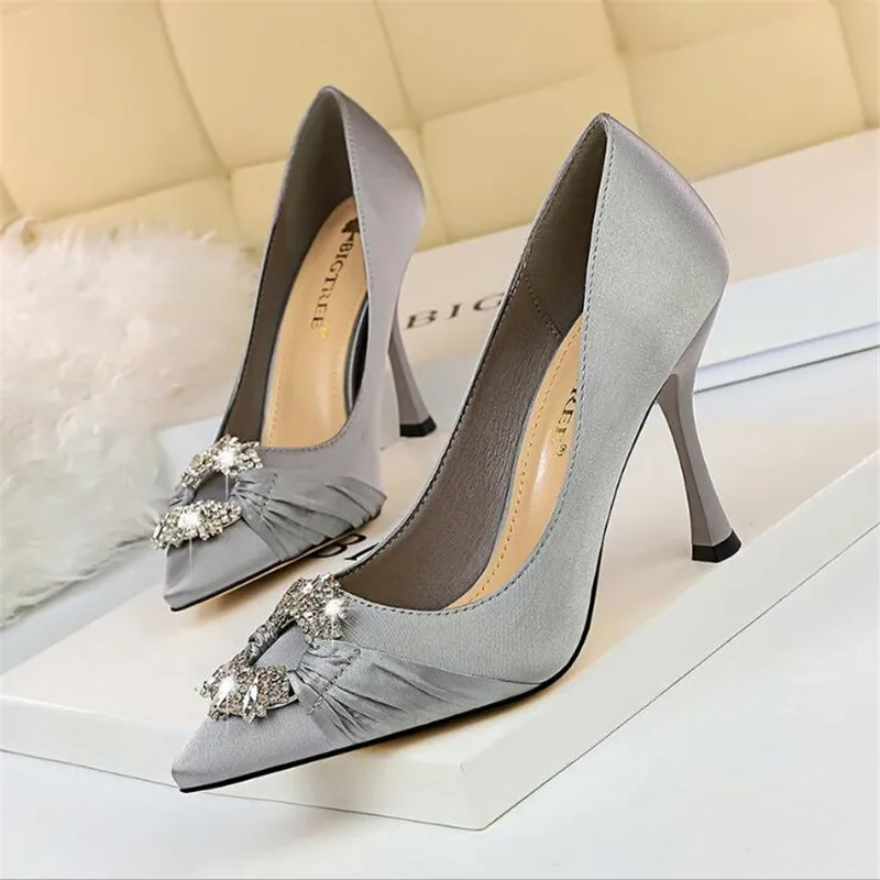 2019 Woman's 10cm High Heel Scarpins Crystal Satin Pumps Female Silk Blue Green Wedding Bridal Valentine Burgundy Fetish Shoes 
2019 Woman's 10cm High Heel Scarpins Crystal Satin Pumps Female Silk Blue Green Wedding Bridal Valentine Burgundy Fetish Shoes
