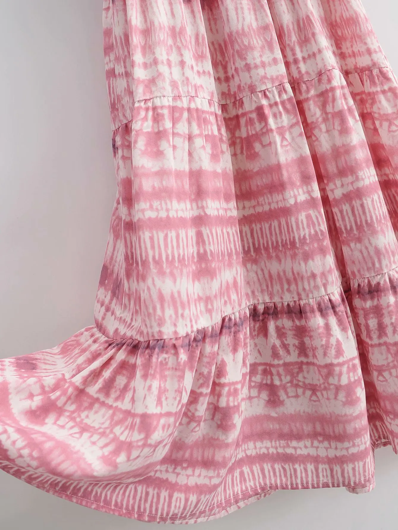 Vintage Women Temperament V-neck Short Sleeve Tie-dye Dress Fashion Waist Sleeves Holiday Style Chic Female Midi Dresses
Vintage Women Temperament V-neck Short Sleeve Tie-dye Dress Fashion Waist Sleeves Holiday Style Chic Female Midi Dresses