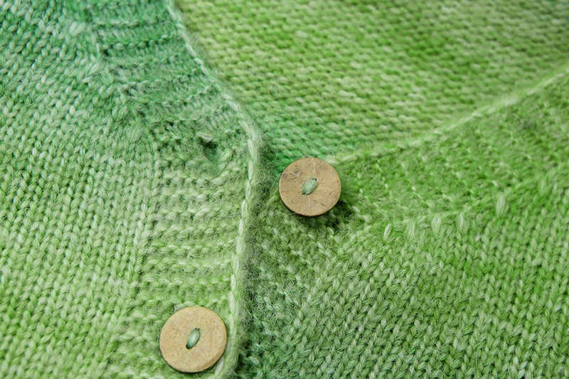 Winter Autumn 2021 New Style Women's Outerwear Long-sleeved V-neck Single-breasted Sweater Cardigan Fashion Design Slim Knit Top 
Winter Autumn 2021 New Style Women's Outerwear Long-sleeved V-neck Single-breasted Sweater Cardigan Fashion Design Slim Knit Top