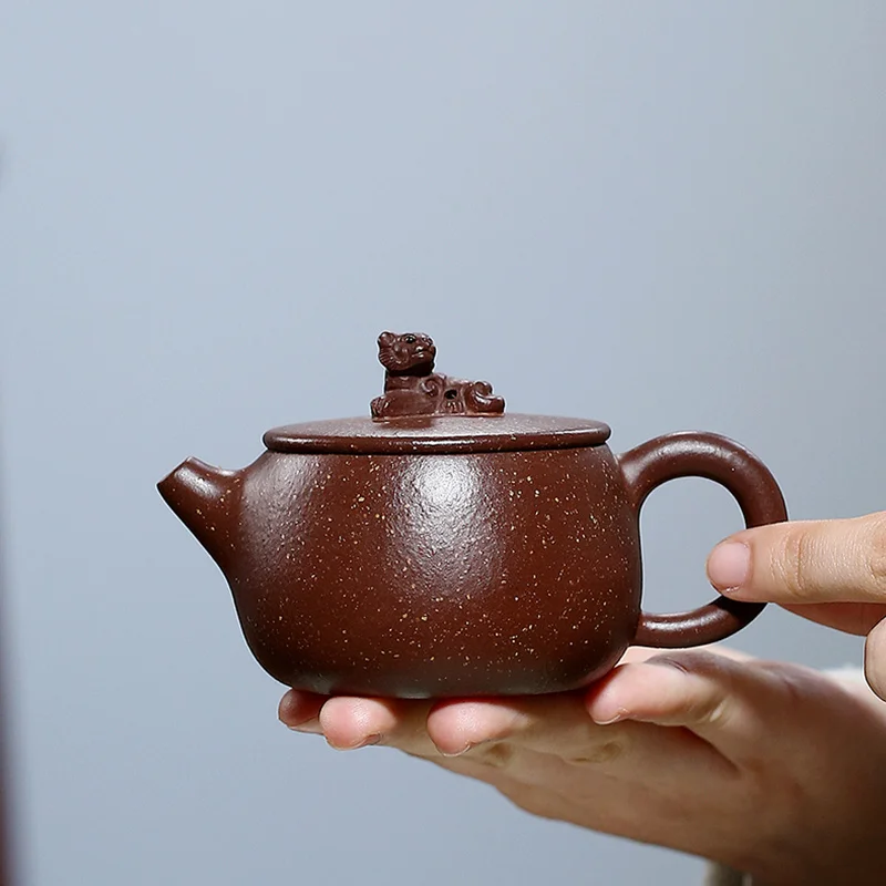 ★Strength school teacher Huang hushengwei raw ore purple clay sand mixing about 100cc Yixing purple clay teapot tea set
★Strength school teacher Huang hushengwei raw ore purple clay sand mixing about 100cc Yixing purple clay teapot tea set