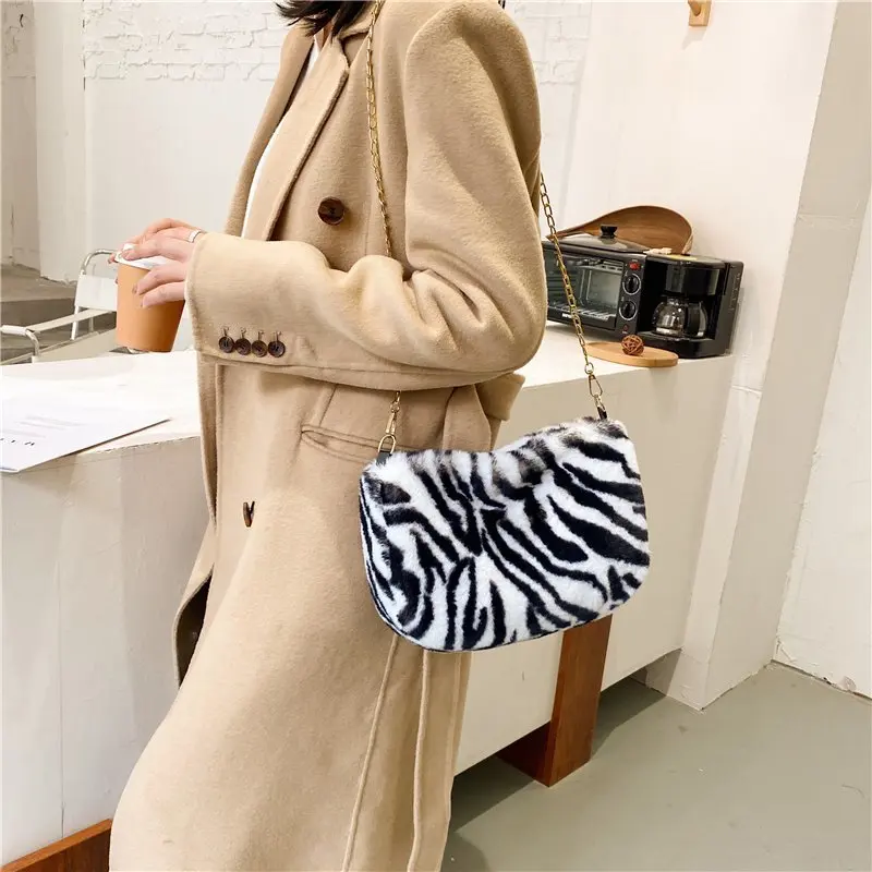 Casual Soft Fur Chains Crossbody Bags For Women 2020 Autumn And Winter Female Shoulder Bag Luxury Designer Purses And Handbags
Casual Soft Fur Chains Crossbody Bags For Women 2020 Autumn And Winter Female Shoulder Bag Luxury Designer Purses And Handbags