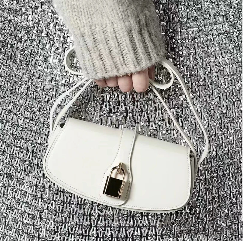 2021 New Luxury Lock Retro Mini Saddle Bag Handbag Shoulder Crossbody Leather Flip Armpit Bag Wild Fashion Leather Female Bag
2021 New Luxury Lock Retro Mini Saddle Bag Handbag Shoulder Crossbody Leather Flip Armpit Bag Wild Fashion Leather Female Bag
