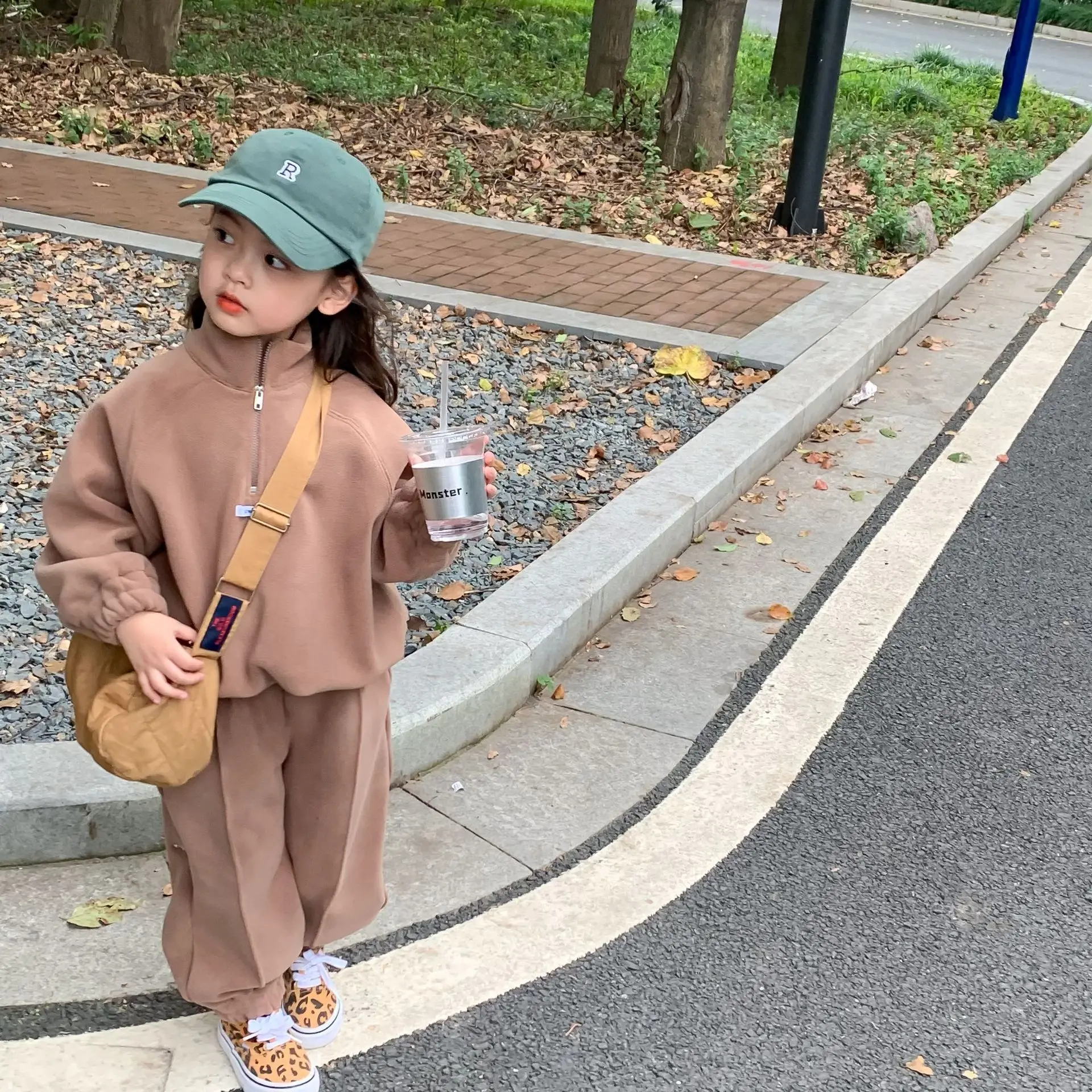 MILA CHOU 2021 Winter Boy Girl's Polar Fleece Leisure Sports Suit 2Pcs Children Long-sleeve Pullover Sweatshirt Pants Set Outfit
MILA CHOU 2021 Winter Boy Girl's Polar Fleece Leisure Sports Suit 2Pcs Children Long-sleeve Pullover Sweatshirt Pants Set Outfit