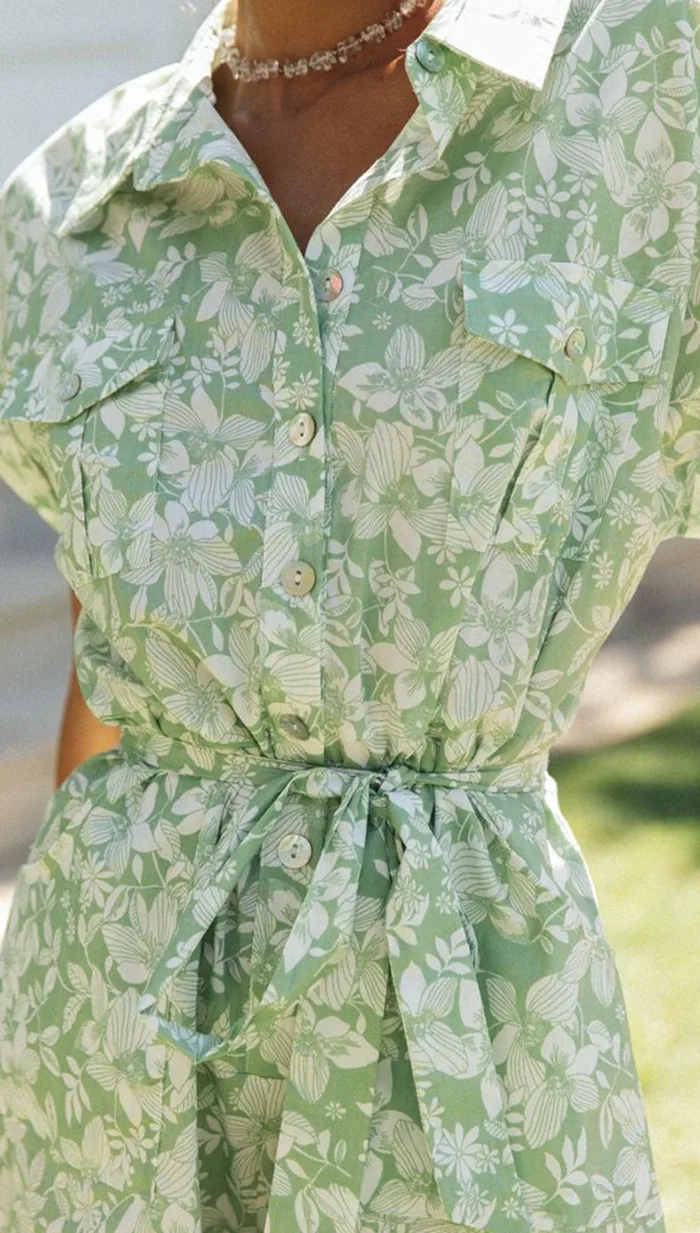 2021 Women Fashion Floral Printed Pattern Overalls Green Short Sleeve Turn-down Collar Playsuit S/ M/ L
2021 Women Fashion Floral Printed Pattern Overalls Green Short Sleeve Turn-down Collar Playsuit S/ M/ L