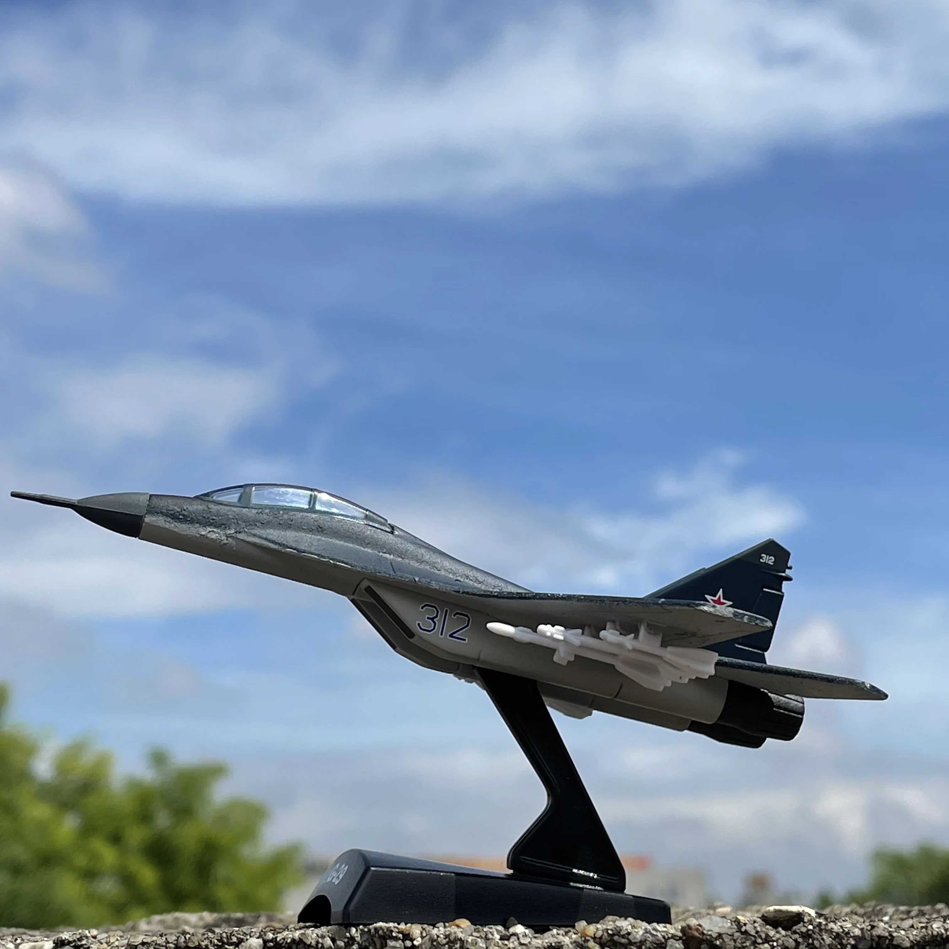 1/140 весы МиГ-29 модель самолета-истребителя военные авиационные модели сплав модель самолета Литье металла Коллекция с отправка Шестерни
1/140 весы МиГ-29 модель самолета-истребителя военные авиационные модели сплав модель самолета Литье металла Коллекция с отправка Шестерни