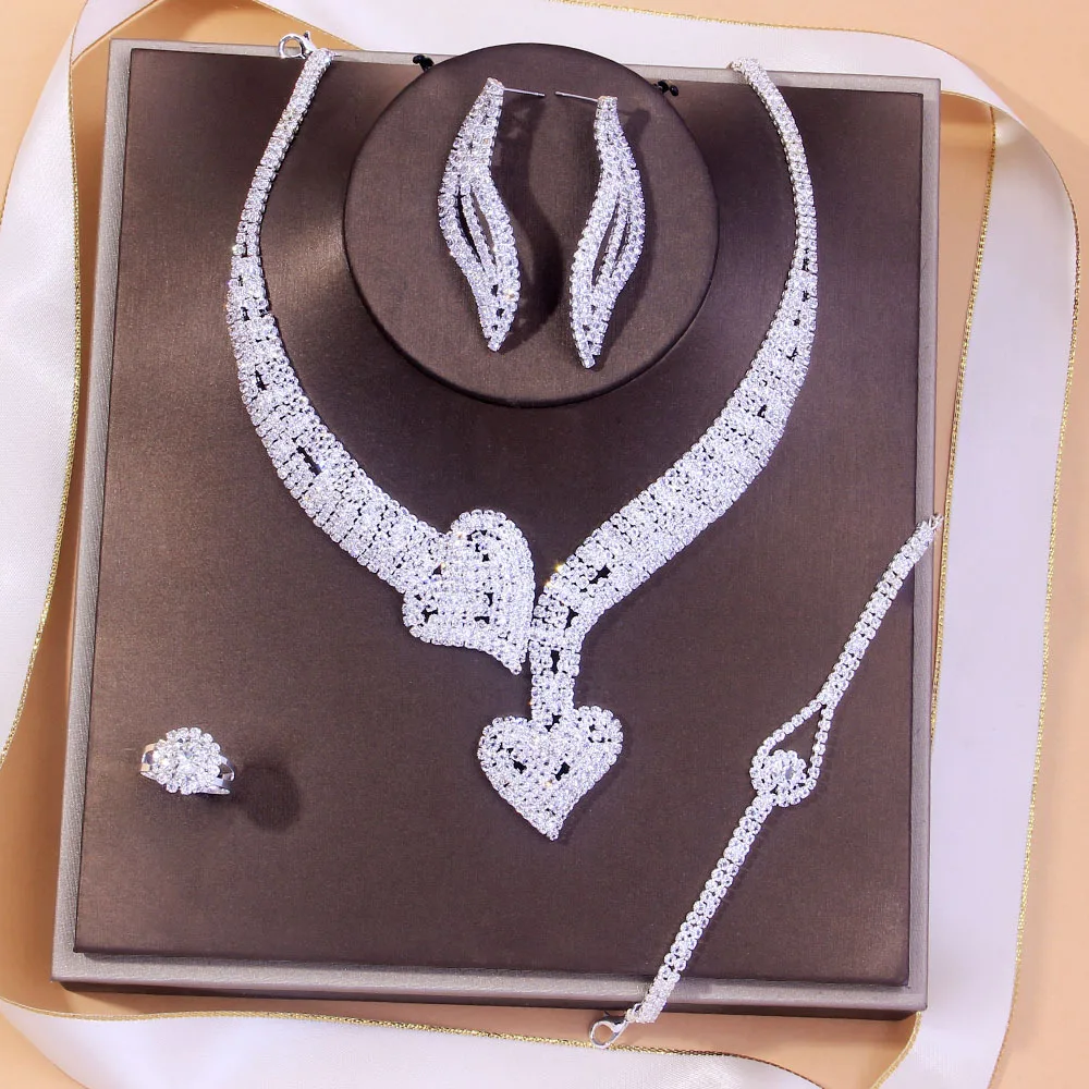 4 комплекта свадебных платьев, ожерелье и браслет
4 комплекта свадебных платьев, ожерелье и браслет