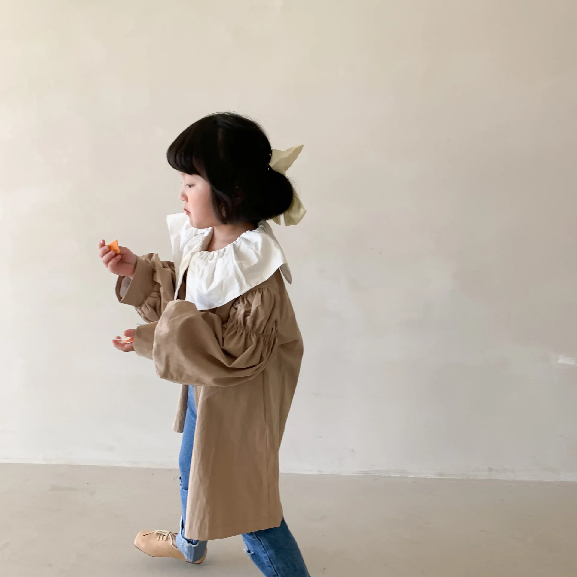 new spring 2021 Korean girls Trench round collar hubble bubble sleeve pure color cotton coat 
new spring 2021 Korean girls Trench round collar hubble bubble sleeve pure color cotton coat
