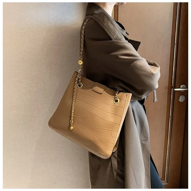 Retro Large-capacity Female Bag Female 2021 Autumn and Winter New Fashion High-quality Ladies Messenger Bag Net Red Bucket Bag
Retro Large-capacity Female Bag Female 2021 Autumn and Winter New Fashion High-quality Ladies Messenger Bag Net Red Bucket Bag