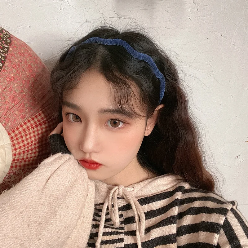 Повязка на голову с волнистыми волосами в стиле ретро
Повязка на голову с волнистыми волосами в стиле ретро