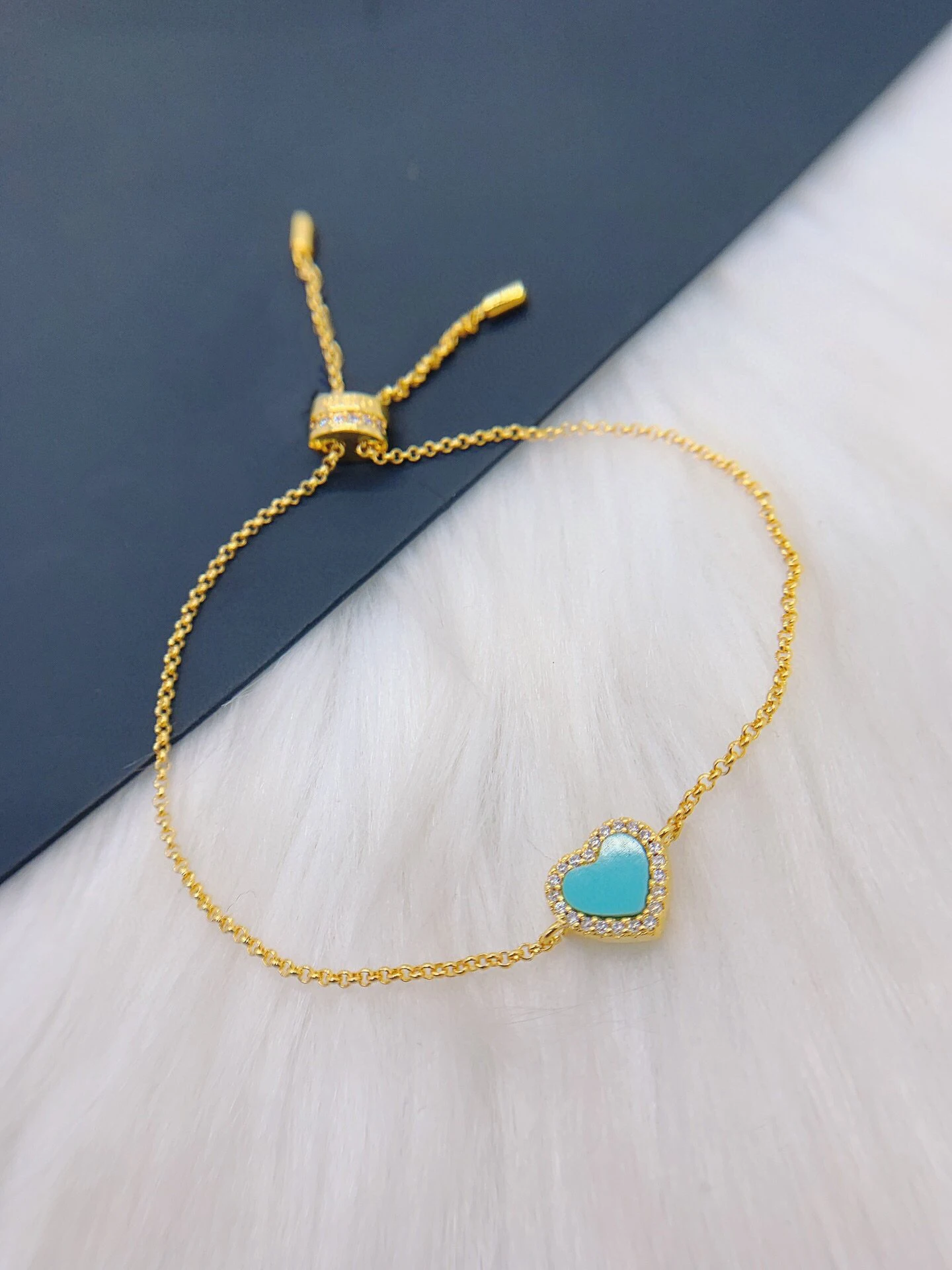 Brand Women's Sky Blue Love Circle Diamond Bracelet Personality Heart Shaped Diamond Bracelet Light Gold Cool In Summer
Brand Women's Sky Blue Love Circle Diamond Bracelet Personality Heart Shaped Diamond Bracelet Light Gold Cool In Summer