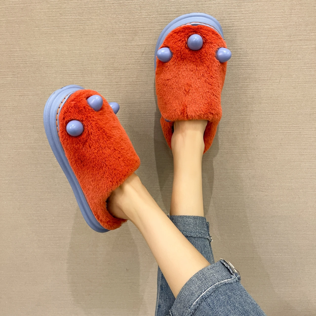 Winter Women's Warm Plush Home Slippers Fashion Pearl Fur Platform Slippers Comfortable Soft Bottom Indoor Rubber Cotton Shoes
Winter Women's Warm Plush Home Slippers Fashion Pearl Fur Platform Slippers Comfortable Soft Bottom Indoor Rubber Cotton Shoes