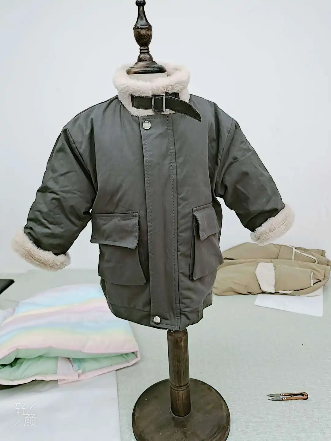 Autumn Autumn Kids Jacket For Girl Boy Long Sleeve Lapel Pocket Children Coat With Fur Collar Spring Thick Keep Warm Outfits
Autumn Autumn Kids Jacket For Girl Boy Long Sleeve Lapel Pocket Children Coat With Fur Collar Spring Thick Keep Warm Outfits