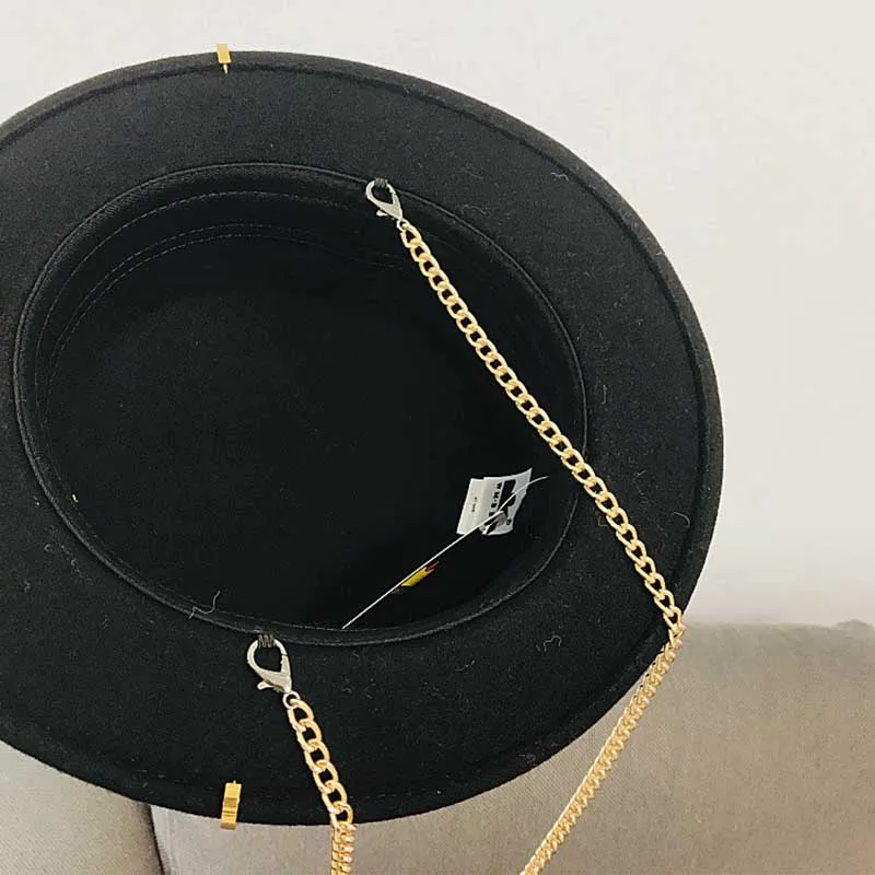 2021 Fedora Hat Retro Wool Felt Hat Women European Punk Chain Novelty Flat Top Hats Men Cap Street Fashion
2021 Fedora Hat Retro Wool Felt Hat Women European Punk Chain Novelty Flat Top Hats Men Cap Street Fashion