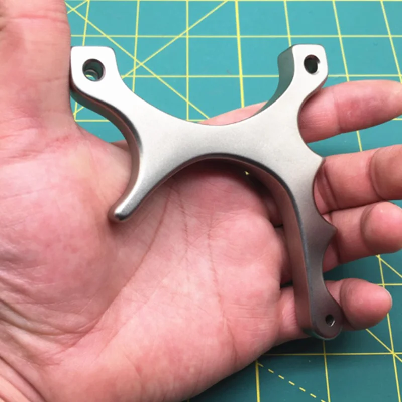 Single card left hand hunting slingshot line cutting card ball round rubber band slingshot outdoor high precision shooting 2020 
Single card left hand hunting slingshot line cutting card ball round rubber band slingshot outdoor high precision shooting 2020