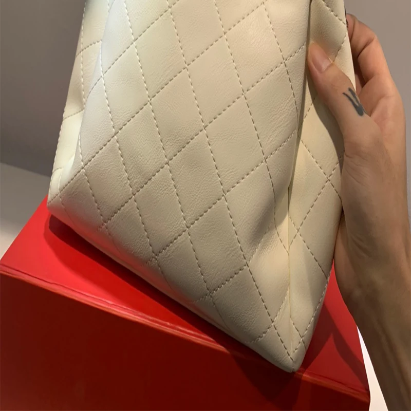 The new explosive leather bucket bag handbag lady simple large capacity shoulder bag goddess must
The new explosive leather bucket bag handbag lady simple large capacity shoulder bag goddess must