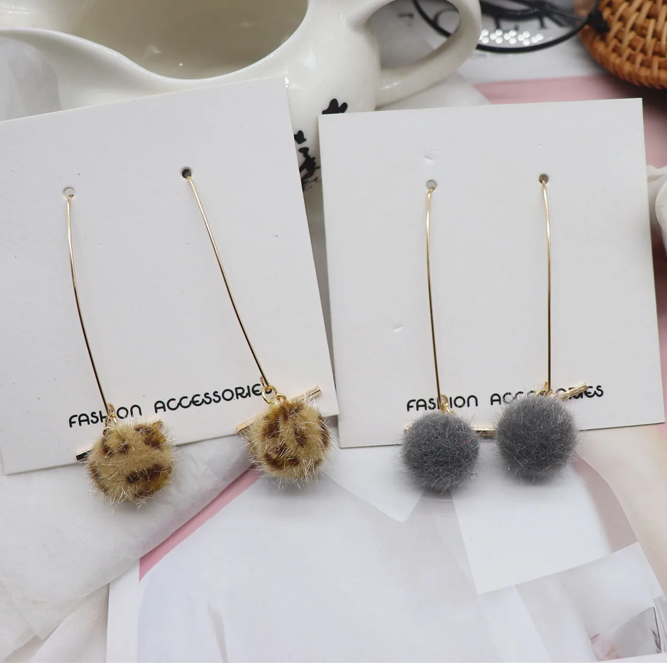 New Autumn and Winter Ear Jewelry Fashion Temperament Leopard Print Plush Ball Long Ladies Earrings
New Autumn and Winter Ear Jewelry Fashion Temperament Leopard Print Plush Ball Long Ladies Earrings