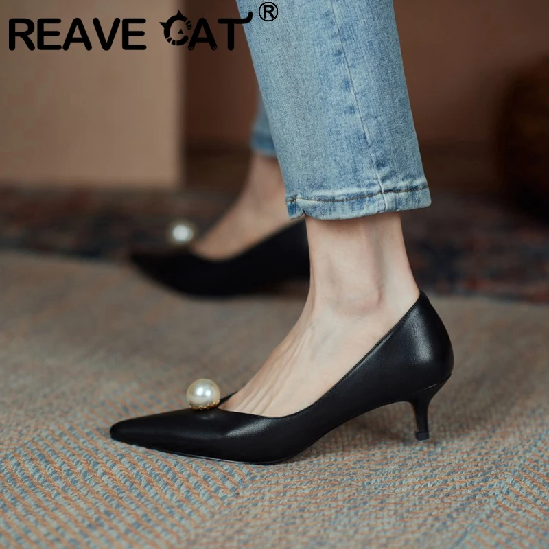 Женские туфли-лодочки с острым носком REAVE CAT, новые классические офисные туфли из натуральной кожи на каблуке 2021 см с жемчужинами, лето 4,5
Женские туфли-лодочки с острым носком REAVE CAT, новые классические офисные туфли из натуральной кожи на каблуке 2021 см с жемчужинами, лето 4,5