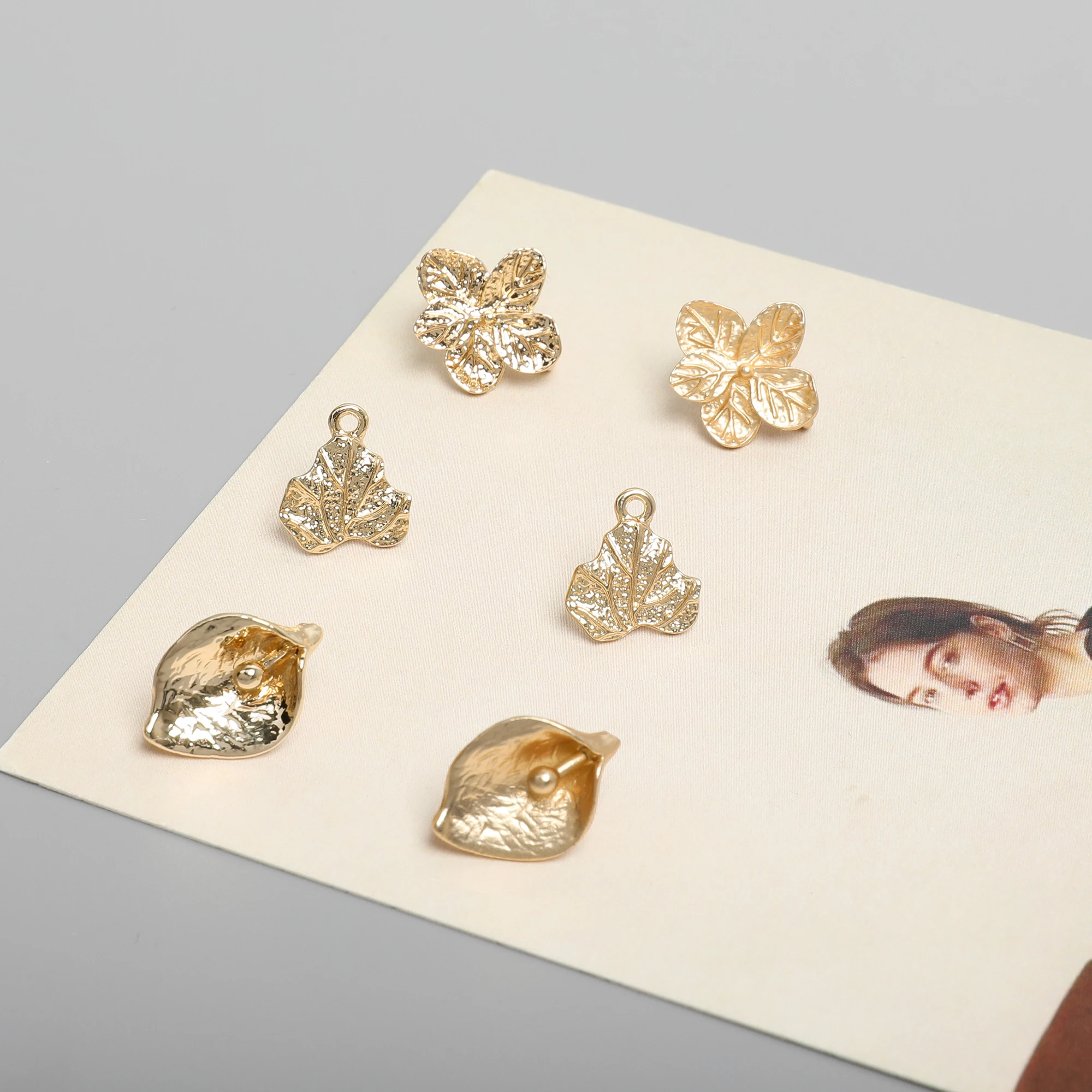 6 шт., сережки из металлического сплава в виде кленового листа 
6 шт., сережки из металлического сплава в виде кленового листа