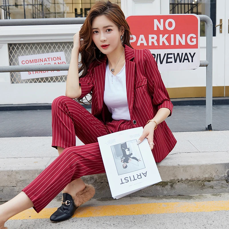 Women's striped suit suit Korea casual small suit nine points pants Slim two-piece British style temperament professional wear
Women's striped suit suit Korea casual small suit nine points pants Slim two-piece British style temperament professional wear