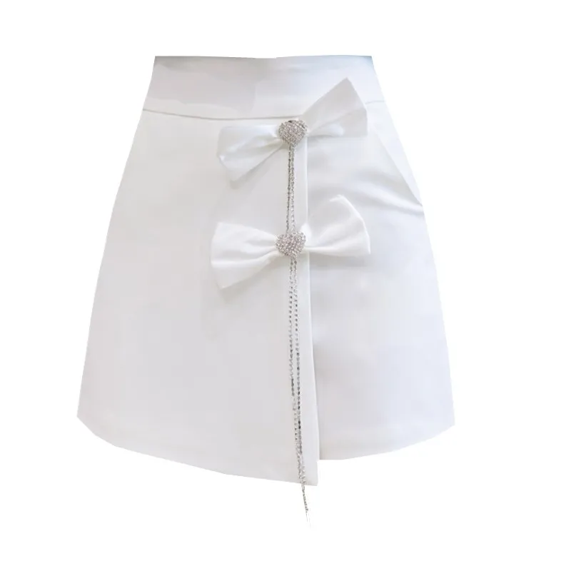 Юбка женская с бантом на цепочке и бриллиантами
Юбка женская с бантом на цепочке и бриллиантами
