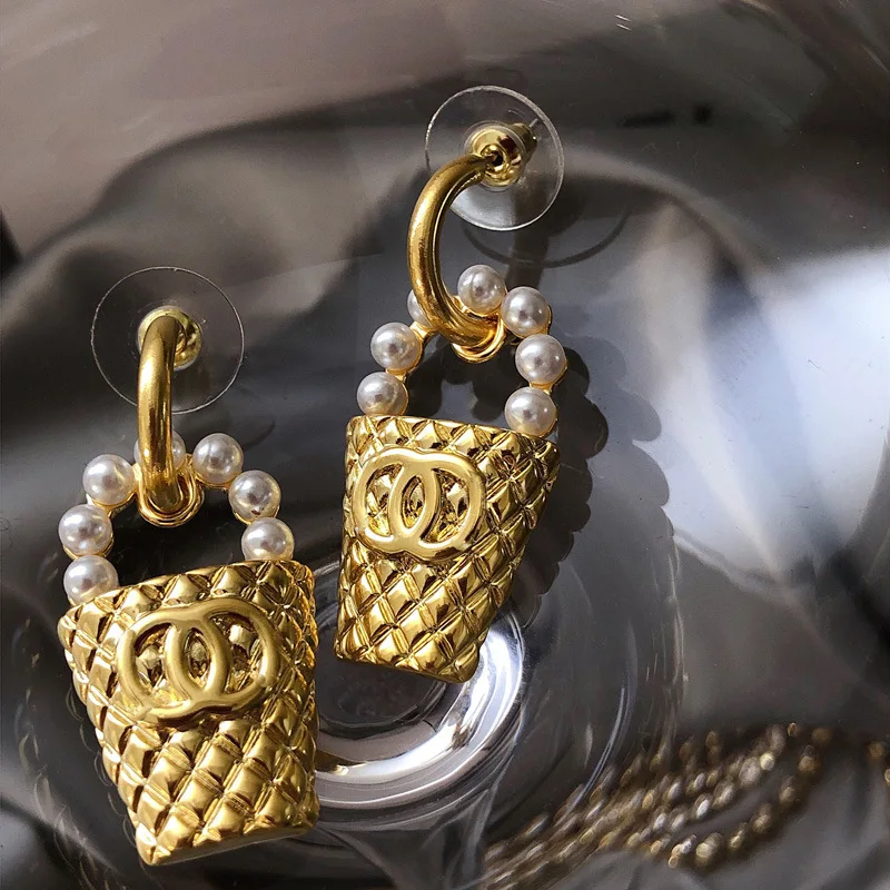 European and American advanced sense golden diamond bag pearl earrings temperament versatile small fragrance double C earrings
European and American advanced sense golden diamond bag pearl earrings temperament versatile small fragrance double C earrings
