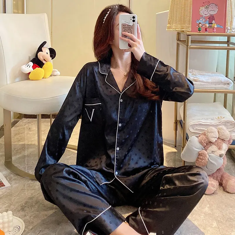 Women's pajamas set long sleeves, autumn and winter sleep clothes in silk satin with pants
Women's pajamas set long sleeves, autumn and winter sleep clothes in silk satin with pants