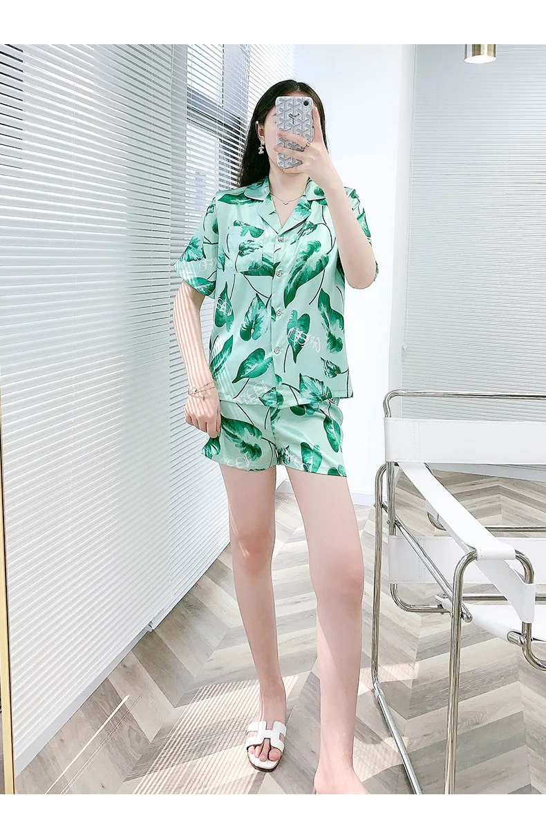 Silk Pajamas for Women New Style Pajamas Women Ice Silk Cardigan Short-sleeved Shorts Home Service Two-piece Pajama Set Women
Silk Pajamas for Women New Style Pajamas Women Ice Silk Cardigan Short-sleeved Shorts Home Service Two-piece Pajama Set Women