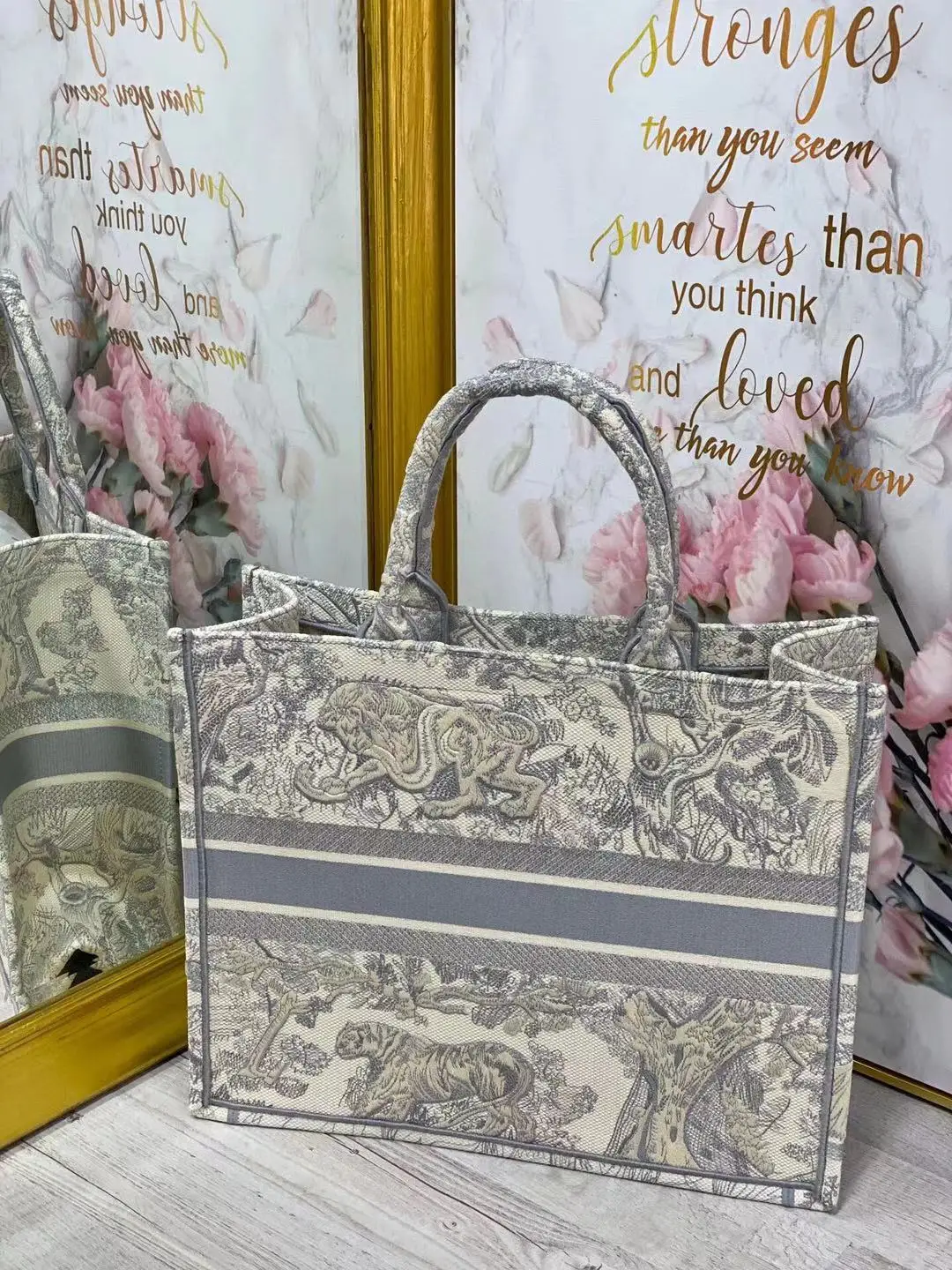 Embroidery Book Tote Bags for Women 2021Top Designer Luxury Handbags Lady's New Fashion Purse High Quality Shopping Bag
Embroidery Book Tote Bags for Women 2021Top Designer Luxury Handbags Lady's New Fashion Purse High Quality Shopping Bag