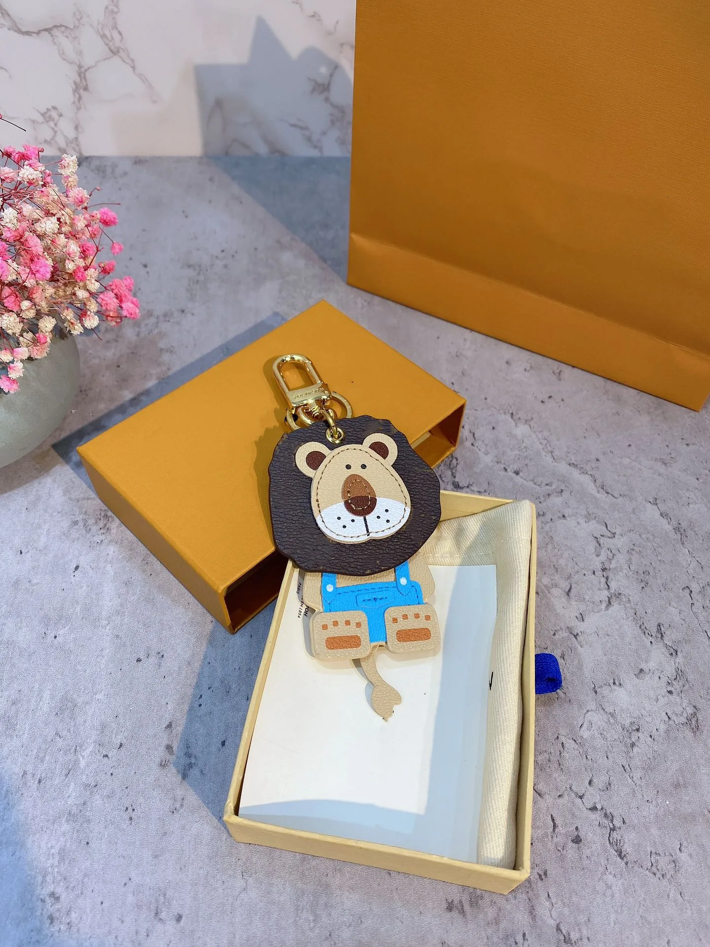 Luxury Brand New style Clover Leather Cartoon Lion Keychain Bag Charm Pendant Car Key Accessories Keyring Jewelry Pendant Gift
Luxury Brand New style Clover Leather Cartoon Lion Keychain Bag Charm Pendant Car Key Accessories Keyring Jewelry Pendant Gift