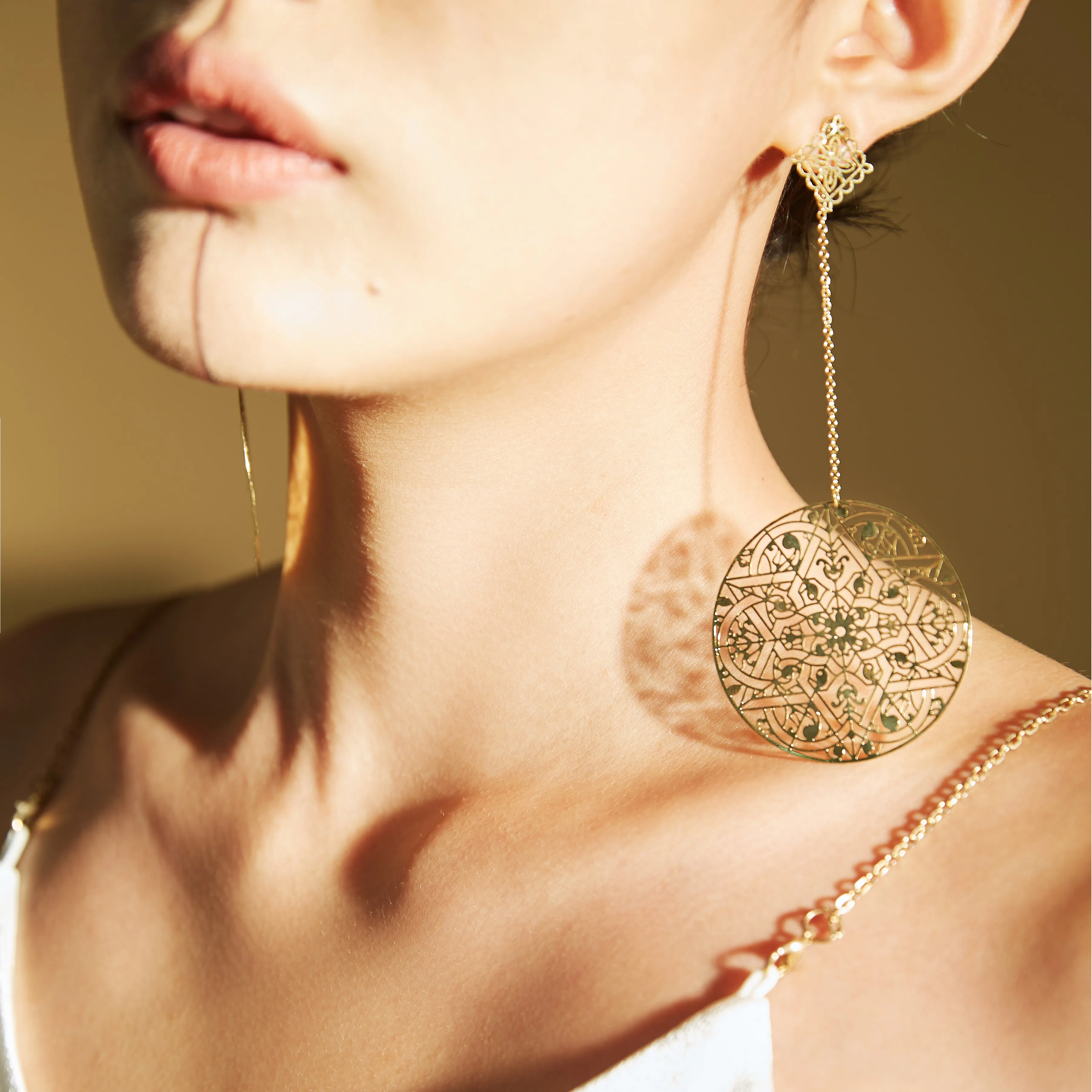 Court Style Hollow Ear Stud Women's Long French High-End round Beads Oversized Ring Earrings 
Court Style Hollow Ear Stud Women's Long French High-End round Beads Oversized Ring Earrings