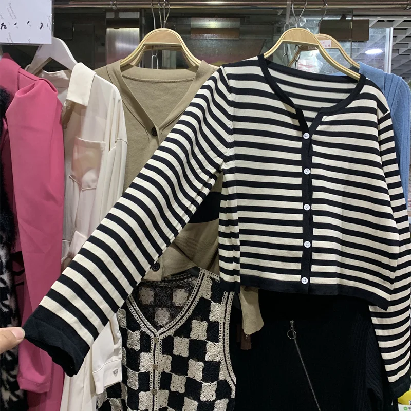 Женский облегающий кардиган в черно-белую полоску
Женский облегающий кардиган в черно-белую полоску