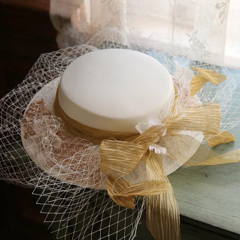 FS White Flower Mesh Hat Flat Fedoras Caps Big Brim Hats For Women Retro Hepburn Bride Church Hats Lady Derby Cloche Cap Autumn
FS White Flower Mesh Hat Flat Fedoras Caps Big Brim Hats For Women Retro Hepburn Bride Church Hats Lady Derby Cloche Cap Autumn