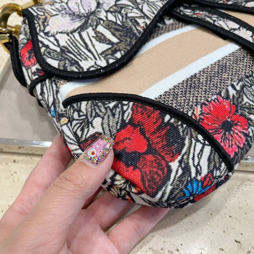 With logo canvas Bags for Women Variety of colors One shoulder Messenger bag fashion printing Saddle bag Wide shoulder strap
With logo canvas Bags for Women Variety of colors One shoulder Messenger bag fashion printing Saddle bag Wide shoulder strap