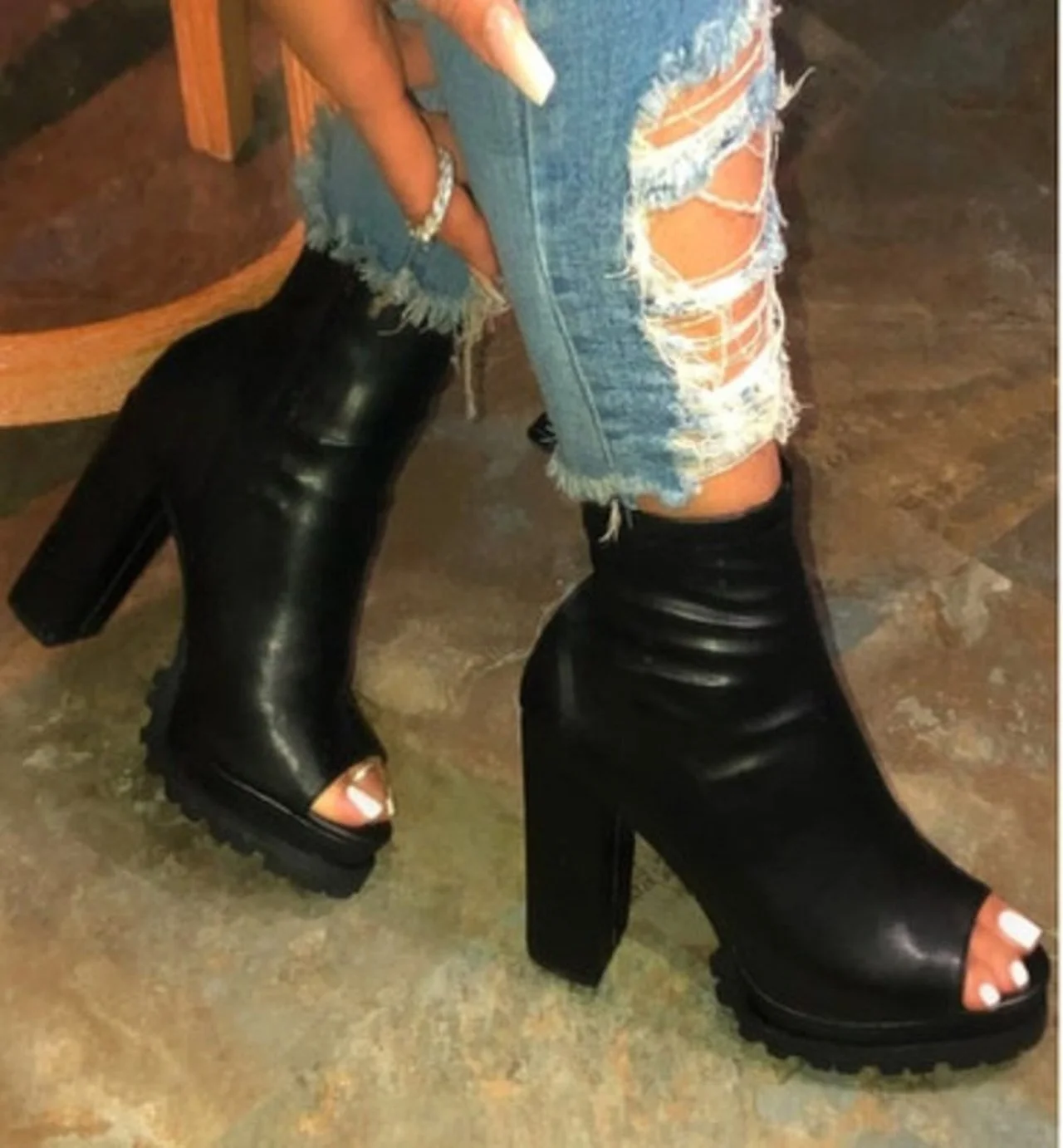 Women's ankle boots fashion shoes fish mouth high heels thick heel round toe leather boots ankle boots black boots Large size
Women's ankle boots fashion shoes fish mouth high heels thick heel round toe leather boots ankle boots black boots Large size