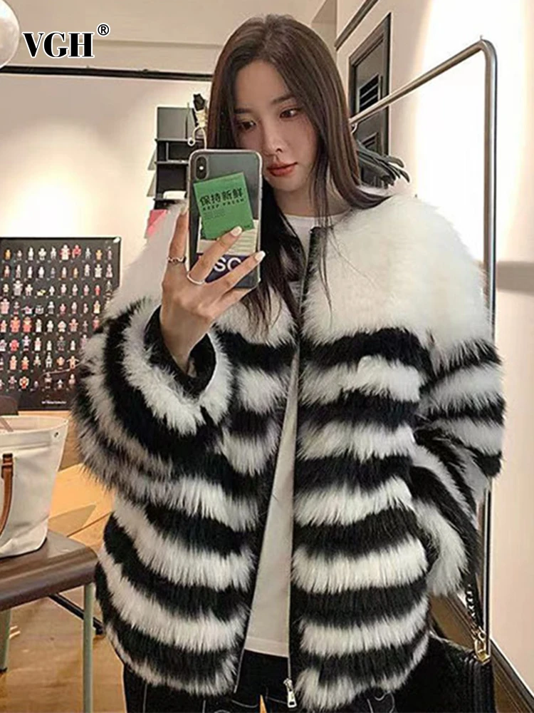 VGH Korean Fashion Patchwork Fur Colorblock Coat For Women V Neck Long Sleeve Casual Coats Female Winter Clothing Style New 2021
VGH Korean Fashion Patchwork Fur Colorblock Coat For Women V Neck Long Sleeve Casual Coats Female Winter Clothing Style New 2021